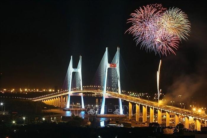 TP. Hồ Chí Minh đã và đang tiếp tục phát triển đô thị theo hướng văn minh, hiện đại. Các khu đô thị mới được quy hoạch gắn với khu vực trung tâm hiện hữu. Trong ảnh: Cầu Phú Mỹ (TP Hồ Chí Minh) trong ngày khánh thành. Ảnh: Quang Nhựt/TTXVN