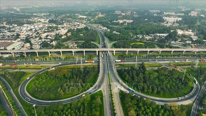 TP Hồ Chí Minh đã và đang tiếp tục phát triển đô thị theo hướng văn minh, hiện đại. Các khu đô thị mới được quy hoạch gắn với khu vực trung tâm hiện hữu. Trong ảnh: Nút giao cao tốc TP. Hồ Chí Minh - Long Thành - Dầu Giây giao với đường Võ Chí Công, phường Trường Thọ, thành phố Thủ Đức (2024). Ảnh: Vũ Sinh/TTXVN