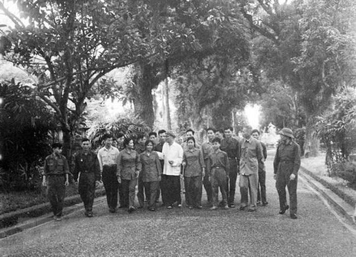Sinh thời, Chủ tịch Hồ Chí Minh luôn dành tình cảm đặc biệt cho đồng bào miền Nam. Suốt những năm kháng chiến chống Mỹ xâm lược (1955-1969), Bác luôn theo sát từng bước đi của cách mạng miền Nam. Bác từng nhiều lần nói rằng: “Miền Nam yêu quý luôn ở trong trái tim tôi ”. Trong ảnh: Chủ tịch Hồ Chí Minh tiếp Đoàn đại biểu Anh hùng, Chiến sĩ thi đua và Dũng sĩ diệt Mỹ của Quân giải phóng miền Nam ra thăm miền Bắc (20/7/1968). Ảnh tư liệu: TTXVN