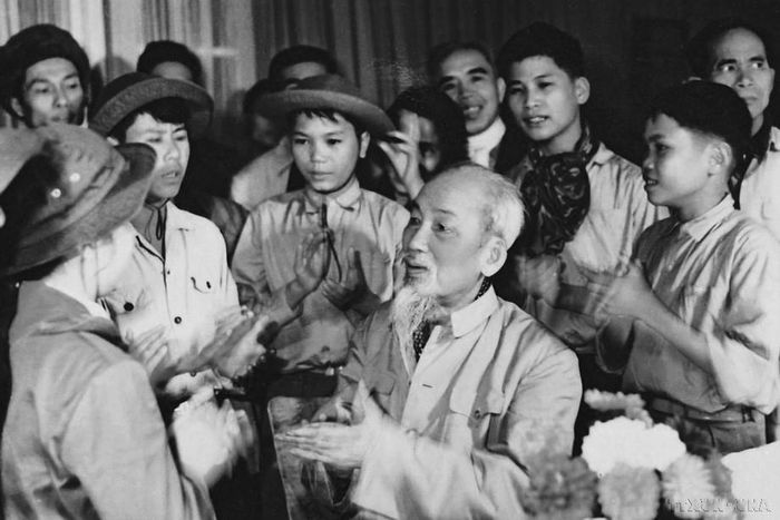 Hồ Chủ tịch gặp các thiếu nhi dũng sỹ miền Nam tại Phủ chủ tịch năm 1968. Ảnh tư liệu: TTXVN