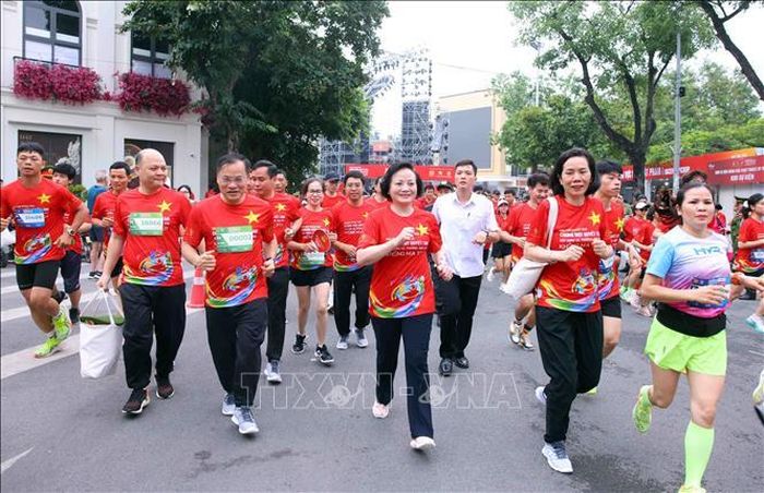Phó Thủ tướng Phạm Thị Thanh Trà cùng các đại biểu tham gia chạy hưởng ứng Tháng hành động phòng, chống ma túy năm 2026 với chủ đề “Chung một quyết tâm xây dựng xã, phường, đặc khu không ma túy”.