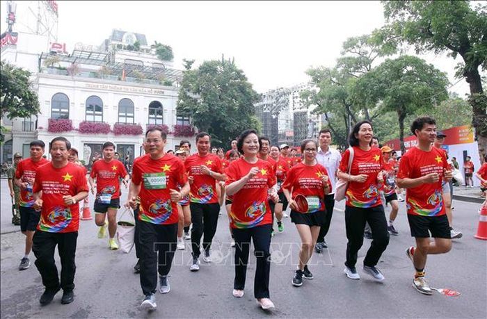 Phó Thủ tướng Phạm Thị Thanh Trà cùng các đại biểu tham gia chạy hưởng ứng Tháng hành động phòng, chống ma túy năm 2026 với chủ đề “Chung một quyết tâm xây dựng xã, phường, đặc khu không ma túy”.