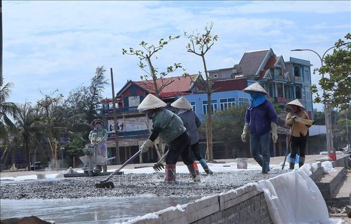 Công nhân hoàn thiện mặt bằng để chuẩn bị cho sự kiện công bố bộ nhận diện thương hiệu du lịch biển Giao Ninh.