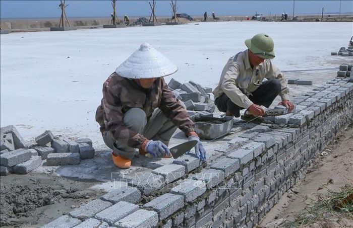 Công nhân thi công hạng mục tường rào, rãnh thoát nước.
