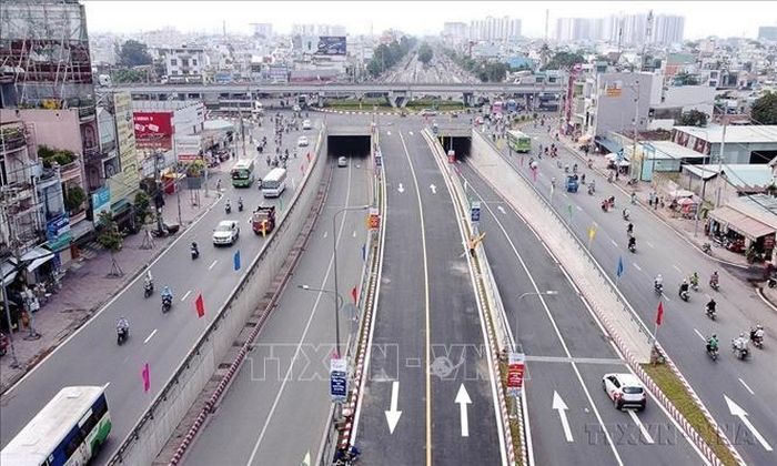 Nút giao thông An Sương với quy mô 3 tầng gồm hầm chui, tầng trên mặt đất và cầu vượt, giúp giải quyết “điểm đen” về ùn tắc, tai nạn giao thông ở khu vực cửa ngõ Tây Bắc Thành phố Hồ Chí Minh, kết nối Thành phố với Tây Ninh qua Quốc lộ 22 và các tỉnh Đồng bằng sông Cửu Long qua Quốc lộ 1. Ảnh: Tiến Lực/TTXVN