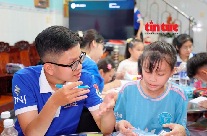 Anh Nguyễn Xuân Tiến, nhân viên một ngân hàng tại TP Hồ Chí Minh rất phấn khởi vì được truyền đạt kiến thức đến các em nhỏ ở khu lưu trú số 48.