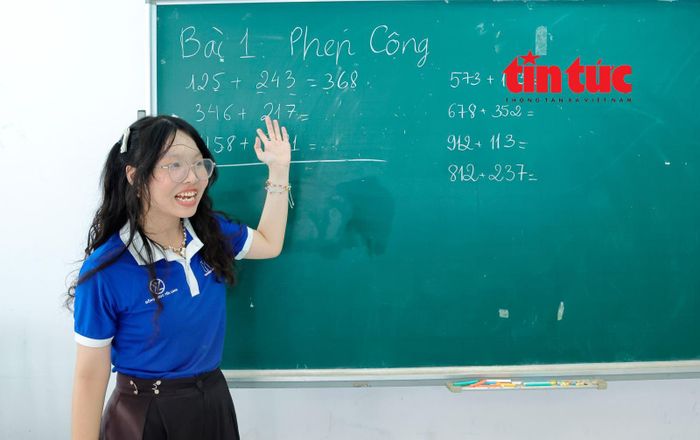 Tuy vẫn còn đang học tập tại các giảng đường đại học, nhưng các bạn sinh viên tình nguyện đã thể hiện được sự chuyên nghiệp của một giáo viên thực thụ.
