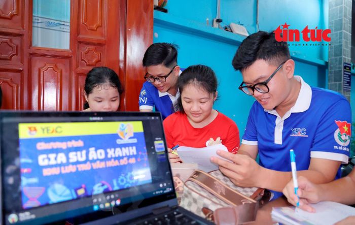 Với các sinh viên tình nguyện, được tham gia vào chương trình "Gia sư áo xanh" ở các khu lưu trú công nhân là việc làm rất ý nghĩa và nhân văn.