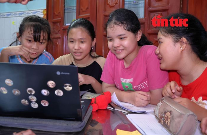 Điểm mới của chương trình "Gia sư áo xanh" năm nay là việc ứng dụng công nghệ số vào việc giảng dạy cho các trẻ em ở các khu lưu trú.