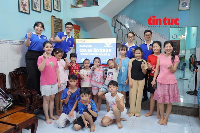 Nhưng khu trọ, khu lưu trú công nhân giống như "mái nhà tri thức" của các trẻ em có hoàn cảnh khó khăn.