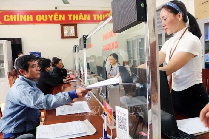 Người dân làm thủ tục tại Trung tâm Phục vụ Hành chính công xã Lý Nhân. Ảnh: Nguyễn Chinh/TTXVN