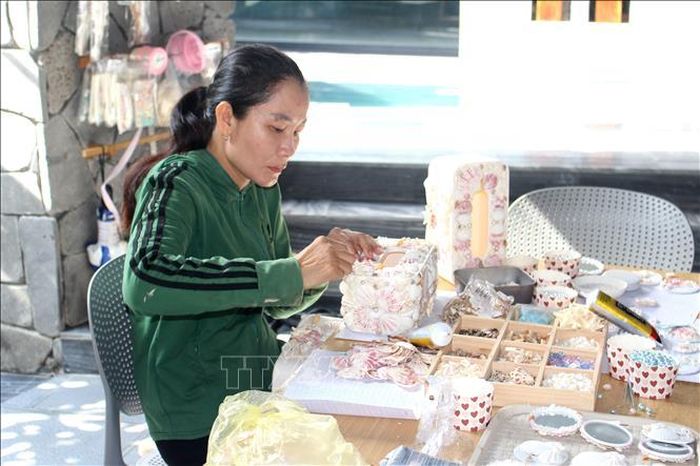 Các sản phẩm thủ công được làm từ vỏ sò, vỏ ốc mang đậm chất miền biển.