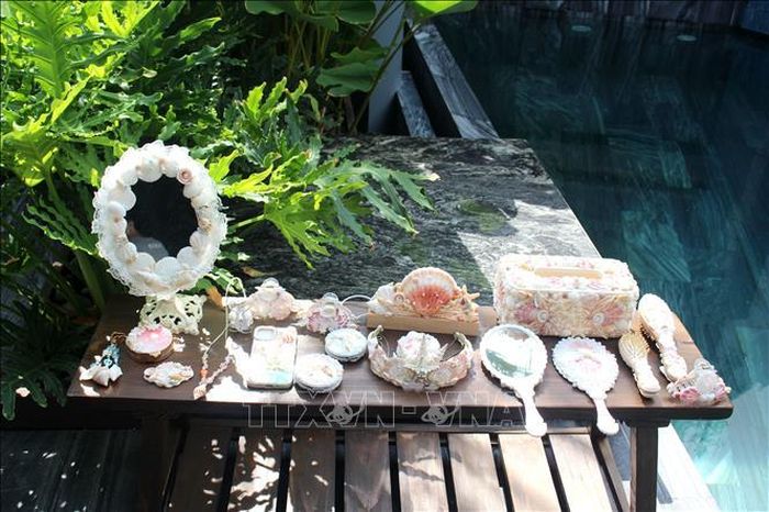 Các sản phẩm trang trí, lưu niệm thủ công được làm từ vỏ sò, vỏ ốc.