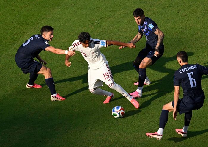 Lamine Yamal (số 19) của Tây Ban Nha nỗ lực kiểm soát bóng trong vòng vây các cầu thủ Uruguay. Ảnh: AFP/TTXVN (Ảnh không cho phép bên thứ ba khai thác, chia sẻ lại)
