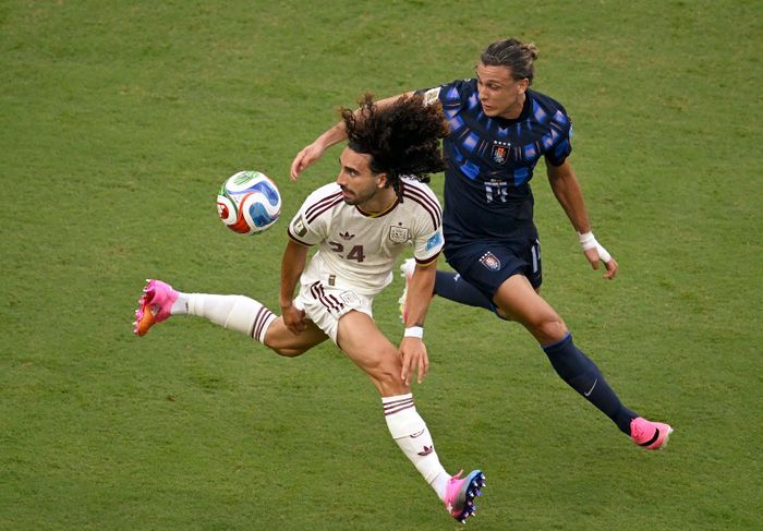 Pha tranh bóng giữa Agustin Canobbi (trái) của Uruguay và Marc Cucurella của Tây Ban Nha. Ảnh: AFP/TTXVN (Ảnh không cho phép bên thứ ba khai thác, chia sẻ lại)