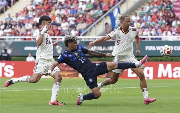 Maximilliano Araujo (giữa) của Uruguay tranh bóng với các cầu thủ Tây Ban Nha. Ảnh: THX/TTXVN