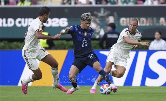 Cầu thủ Maximilliano Araujo (giữa) của Uruguay khống chế bóng trước sự đeo bám của các cầu thủ Tây Ban Nha. Ảnh: THX/TTXVN