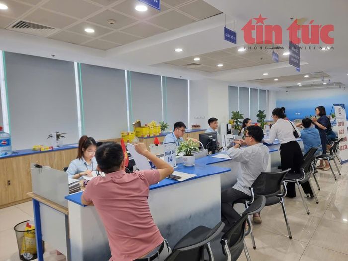 Doanh nghiệp và người dân đến làm thủ tục hành chính tại Trung tâm Dịch vụ hành chính công Hà Nội.