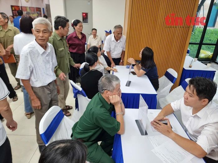 Người cao tuổi tìm kiếm vị trí việc làm phù hợp.