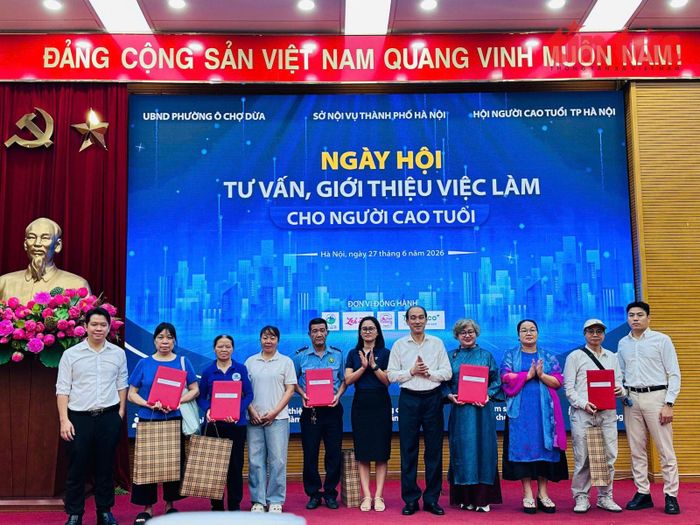 Các doanh nghiệp trao hợp đồng tuyển dụng cho người lao động tại Ngày hội.