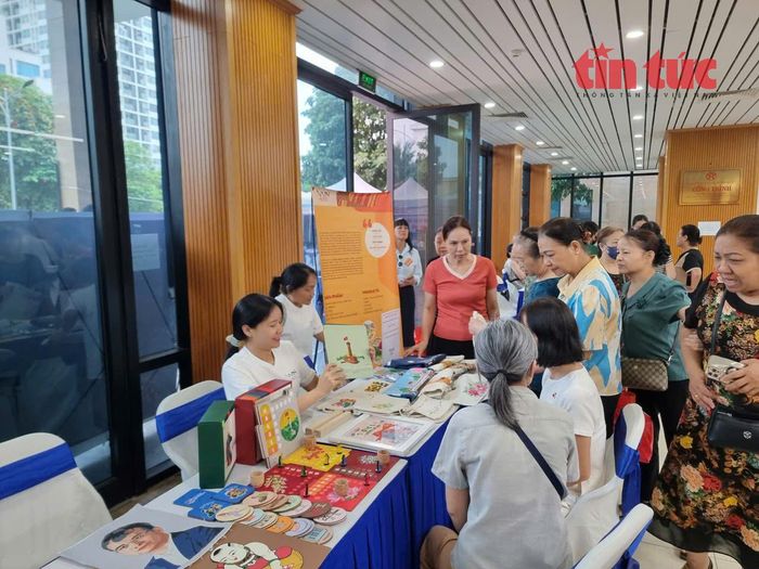 Việc làm về lĩnh vực thủ công truyền thống được nhiều người cao tuổi quan tâm.