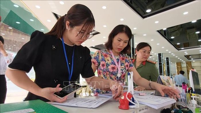 Đoàn kiểm tra máy móc, sổ sách và các loại thuốc, vật tư y tế. Ảnh: TTXVN phát
