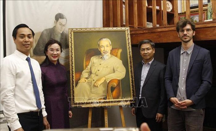 Đoàn công tác chụp ảnh cùng Giám đốc Bảo tàng Lịch sử Sống tại không gian Hồ Chí Minh trong Bảo tàng.