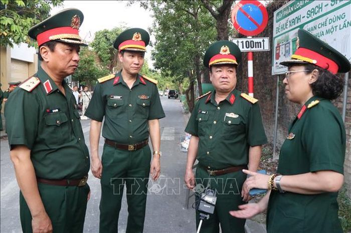 Trung tướng Hà Thọ Bình, Tư lệnh Quân khu 4 (bìa trái) trao đổi phương án khảo sát tại khu vực cửa Chánh Tây.