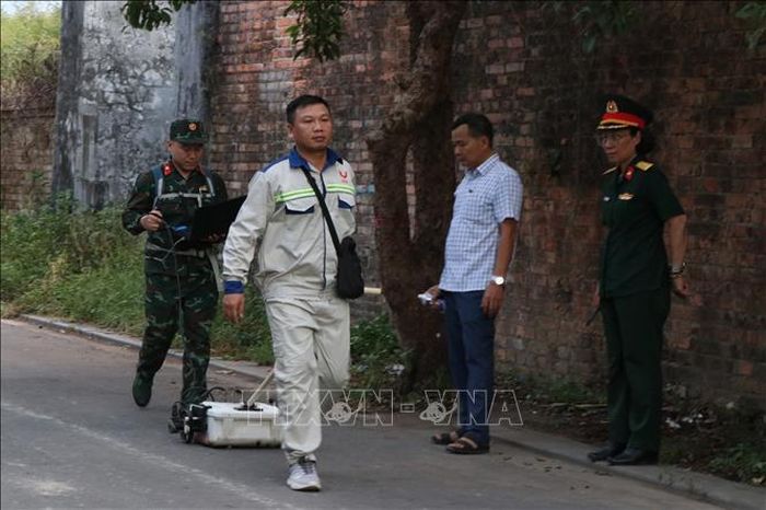 Sử dụng máy radar tần số kép khảo sát ở khu vực Cửa Chánh Tây (Kinh thành Huế).