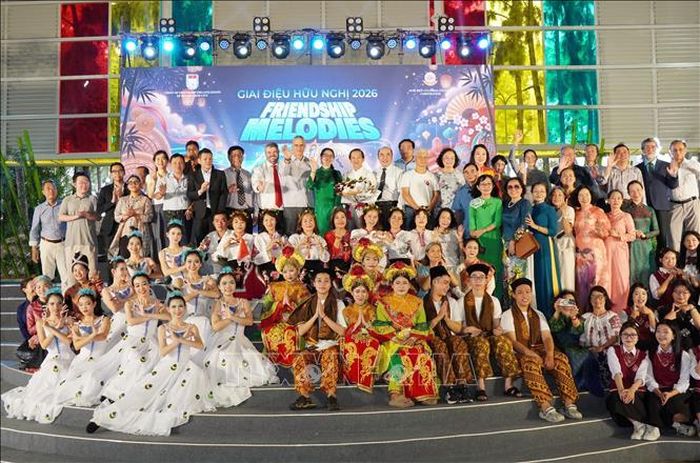 Đại biểu, khách quốc tế và các đoàn nghệ thuật chụp ảnh lưu niệm sau chương trình “Giai điệu hữu nghị” năm 2026.