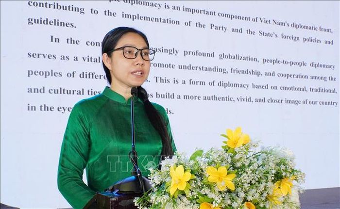 Bà Hà Thanh, Chủ tịch Liên hiệp các tổ chức hữu nghị Thành phố Hồ Chí Minh, phát biểu tại chương trình “Giai điệu hữu nghị” năm 2026.