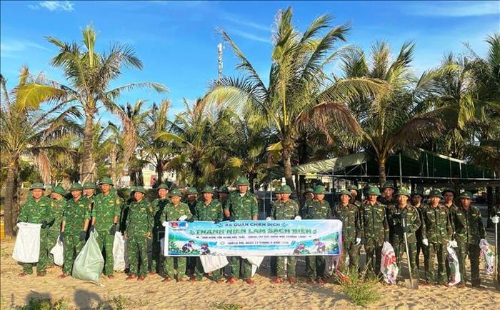Chiến dịch thu hút đông đảo các đoàn viên thanh niên, lực lượng vũ trang tham gia và lan tỏa lối sống xanh đến cộng đồng. Ảnh: Võ Dung/TTXVN