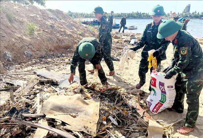 Lực lượng vũ trang trên địa bàn chung tay cùng làm sạch biển. Ảnh: Võ Dung/TTXVN