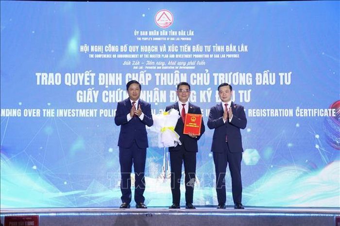 Lãnh đạo tỉnh Đắk Lắk trao chủ trương đầu tư cho doanh nghiệp.