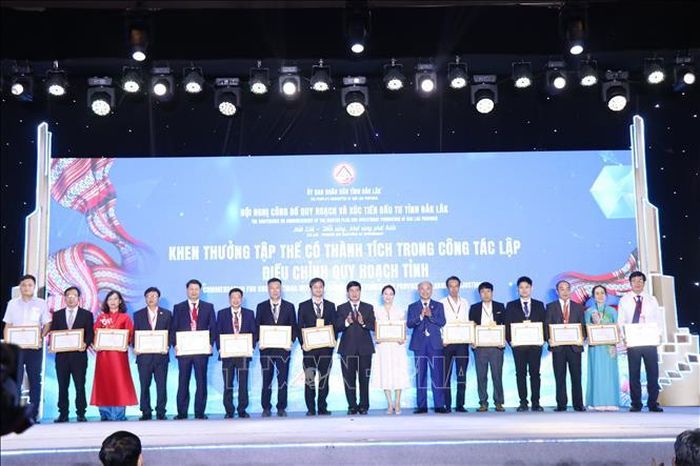 Tặng Bằng khen cho các tập thể có thành tích xuất sắc trong công tác lập điều chỉnh quy hoạch tỉnh.