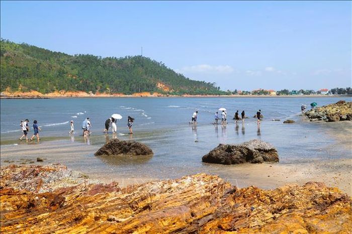 Ngay từ sáng sớm, nhiều tốp khách du lịch trong và ngoài tỉnh đã tìm về hang Mũi Trâu để thăm quan, trải nghiệm.