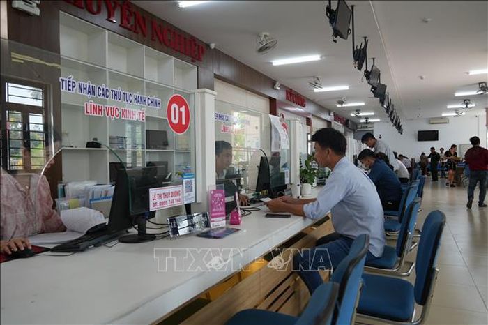 Nhân dân đến làm các thủ tục hành chính được cán bộ Trung tâm Hành chính công xã Hòa Vang hướng dẫn tận tình, chu đáo, thủ tục giải quyết nhanh chóng. Ảnh: Anh Dũng/TTXVN