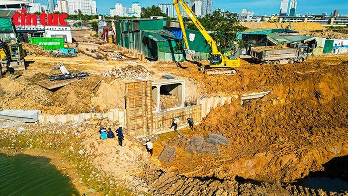 Toàn cảnh khu vực thi công hồ với các hạng mục kè, nạo vét lòng hồ và đường công vụ được triển khai đồng bộ.