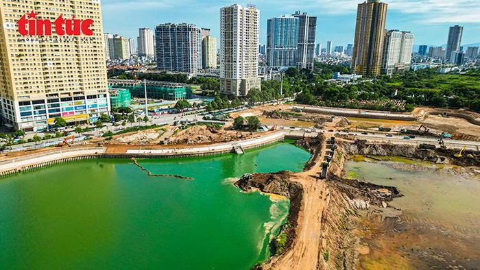 Trên công trường thi công hồ Mễ Trì (Đồng Bông 2), máy móc hoạt động liên tục tại khu vực nạo vét lòng hồ, đẩy nhanh tiến độ hoàn thiện các hạng mục chính.
