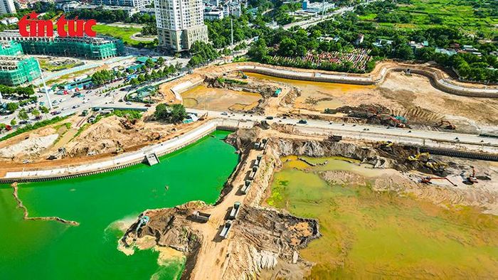 Máy móc san gạt, lu lèn mặt bằng quanh hồ để hoàn thiện các hạng mục kỹ thuật còn lại.