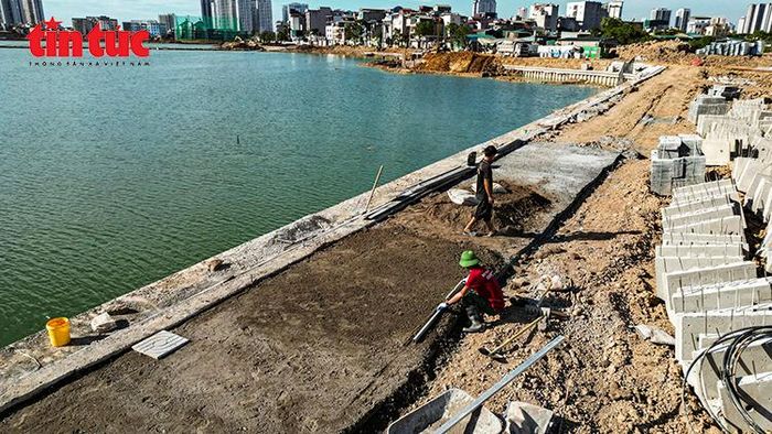 Nhà thầu thi công kè, gia cố bờ hồ bằng hệ thống cọc bê tông dự ứng lực quanh hồ điều hòa.