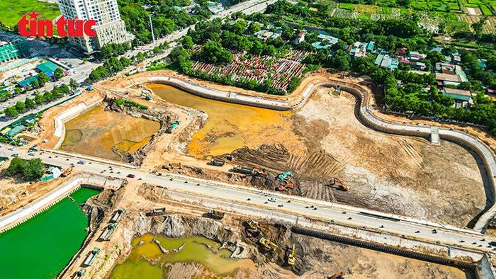 Công nhân thi công hạng mục cống kết nối, góp phần tăng khả năng tiêu thoát nước.