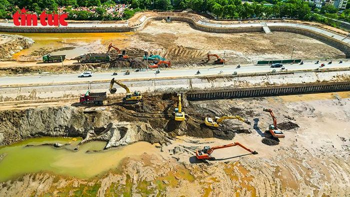 Các đơn vị thi công gia cố bờ hồ, xử lý nền và hoàn thiện hệ thống kè ven hồ.
