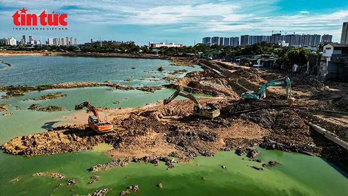 Xe tải, máy xúc được huy động vận chuyển bùn đất, hoàn thiện phần lòng hồ và các tuyến kè bao quanh.