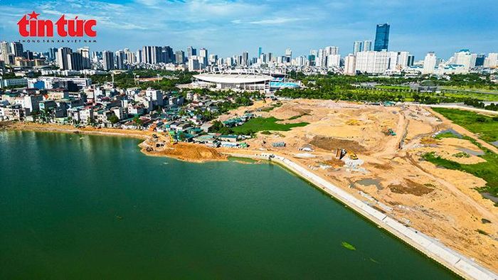 Các hạng mục đào lòng hồ, kè bờ và đường kết nối quanh hồ đang dần hình thành.