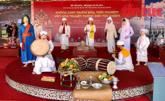 Trang phục truyền thống tại không gian trưng bày, trải nghiệm văn hóa truyền thống dân tộc Chăm.