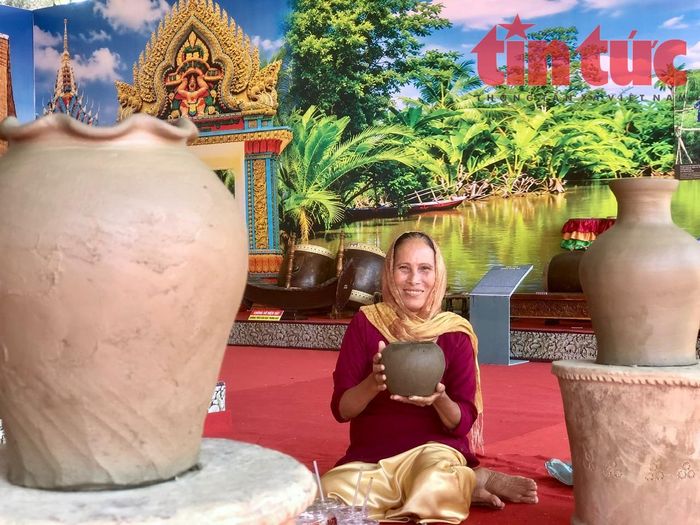 Nghệ nhân đồng bào dân tộc Chăm tái hiện nghề làm gốm truyền thống tại lễ hội.