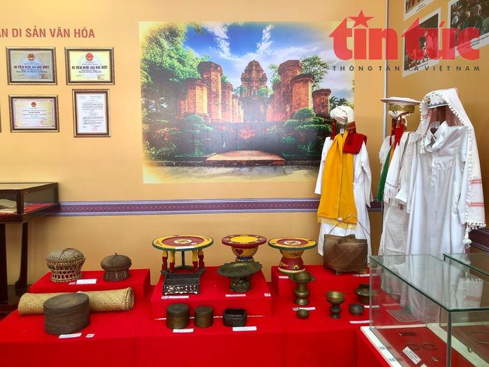 Những vật dụng truyền thống của đồng bào Chăm tại khu trưng bày, trải nghiệm văn hóa truyền thống dân tộc Chăm.