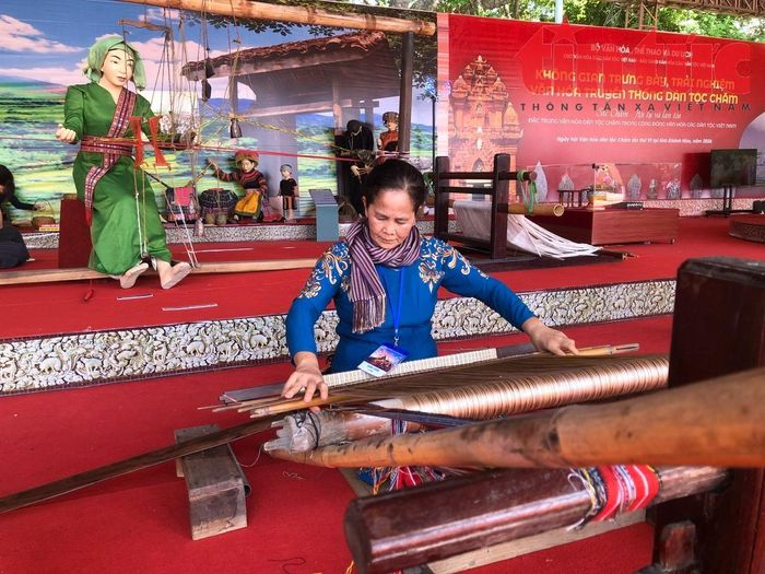 Nghệ nhân tái hiện nghề dệt truyền thống của đồng bào Chăm tại khu trưng bày, trải nghiệm văn hóa truyền thống dân tộc Chăm.