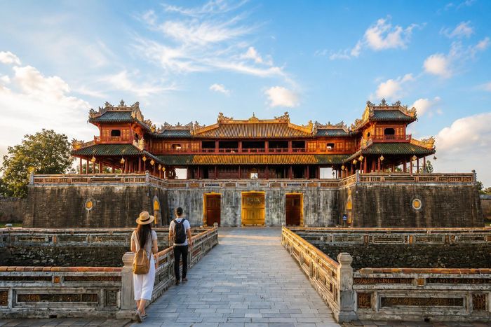 Đại Nội Huế hiện lên rực rỡ, tỏa sáng giữa thành phố di sản.